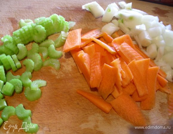 Лук шинкуем, морковь режем тонкой соломкой, сельдерей - тонкими кольцами.
