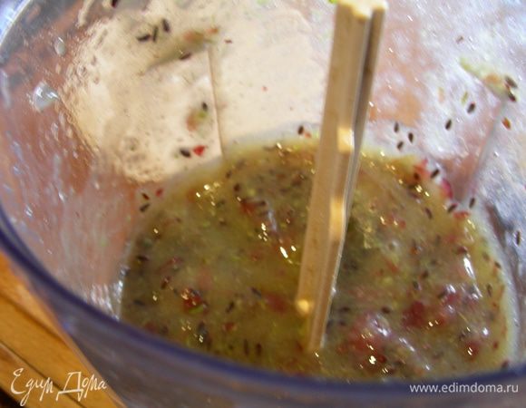 Крыжовник кладем в блендер и превращаем в пюре.
