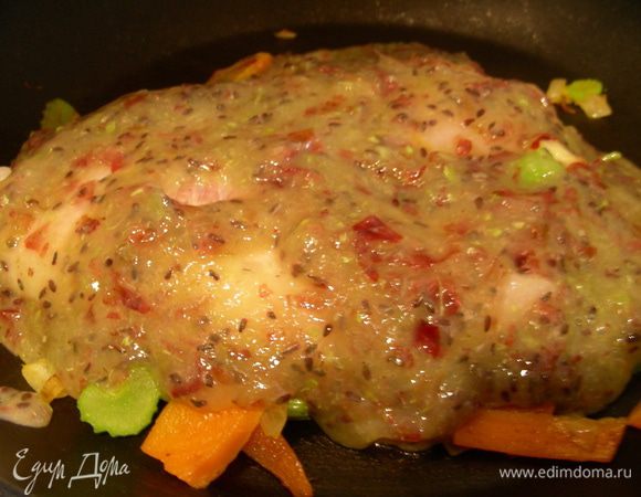 Сверху распределяем крыжовниковое пюре и готовим на небольшом огне доготовности рыбы минут 15. Можно один раз перевернуть. Подгореть не должно. Крыжовник хорошо пропитывает своим соком рыбу и овощи. 

