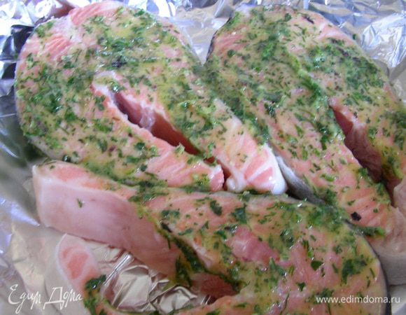 Рыбку выкладываем в форму для запекания, делаем небольшие диагональные разрезы на филе и наносим на него нашу пасту (пару столовых ложек нужно оставить для гарнира). В оригинальном рецепте предлагают его запекать под горячим грилем, я запекала просто в духовке 200 гр в фольге, ближе к концу приготовления открыла ее. Время запекания зависит от размера филе, в среднем 15-20 минут.