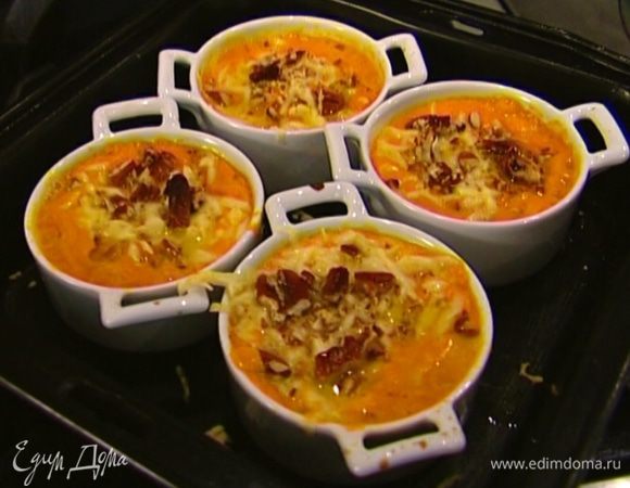 Поставить формочки в разогретую духовку на 12–15 минут, затем сбрызнуть оливковым маслом и подавать.