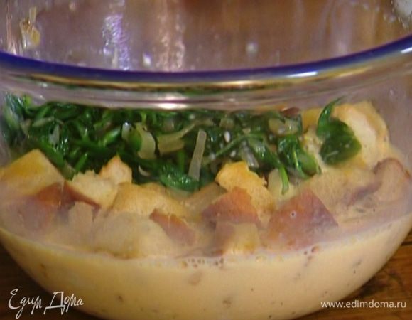 Брынзу измельчить, выложить к яйцам. Добавить сухари, шпинат с луком, все перемешать.