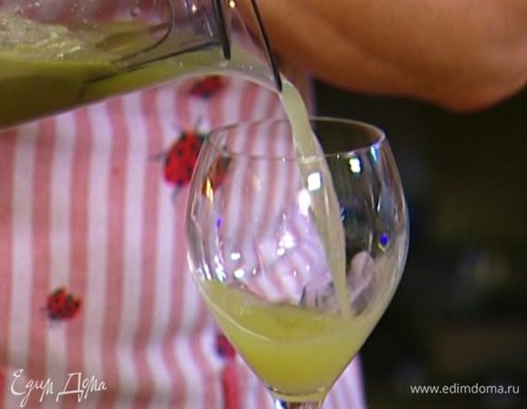 Перелить в бокал, добавить мед и перемешать.