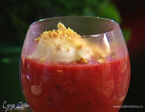 Вылить коктейль в бокал, сверху выложить еще шарик мороженого. Печенье измельчить в крошку и посыпать коктейль.
