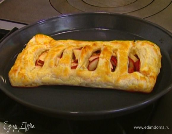 Готовый штрудель посыпать сахарной пудрой.