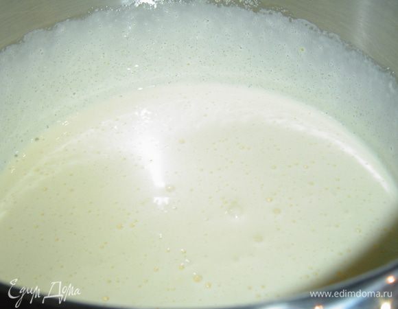 Начинаем приготовление пирога со взбивания яиц с сахаром, чтобы масса увеличилась в объеме в 2-3 раза.