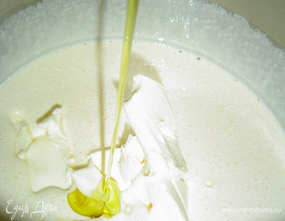 Затем добавляем сливочное и оливковое масло и еще раз взбиваем.