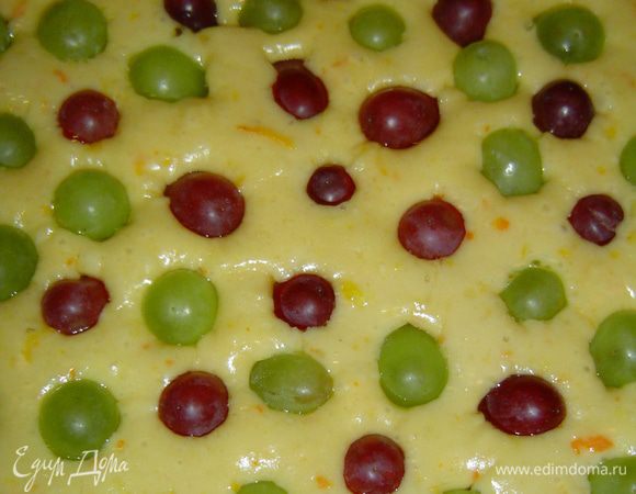 Затем вынимаем форму и выкладываем оставшийся виноград,