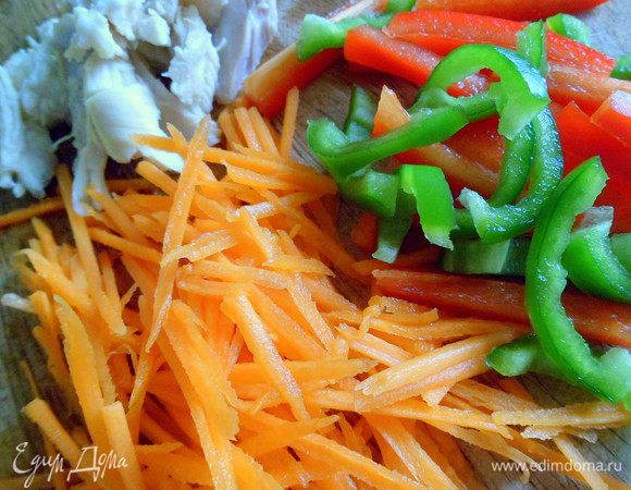 Овощи нарезать тонкой соломкой, посолить,приправить,перемешать и сложить небольшой горкой.   

Курицу порезать тонкой соломкой и тоже выложить к овощам, еще раз перемешать. Заправить можно майонезом или сметаной.