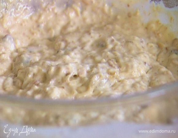 Ввести муку в кефирно-овсяную массу, добавить ванильный экстракт, изюм, вымешать.