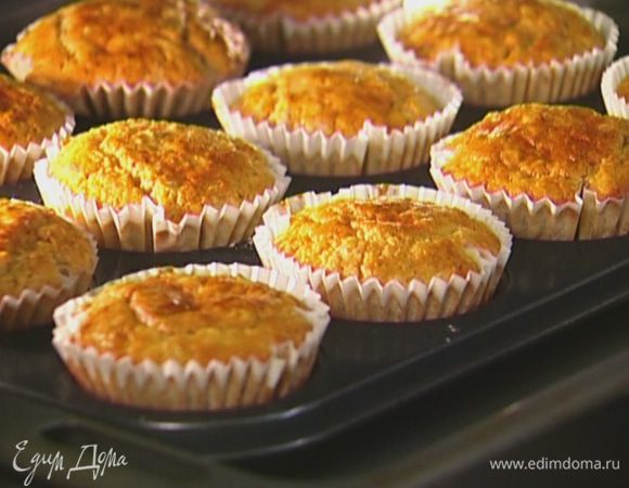 Разложить тесто в небольшие формочки, заполняя их на 2/3 объема, и поставить в разогретую духовку на 25–30 минут.