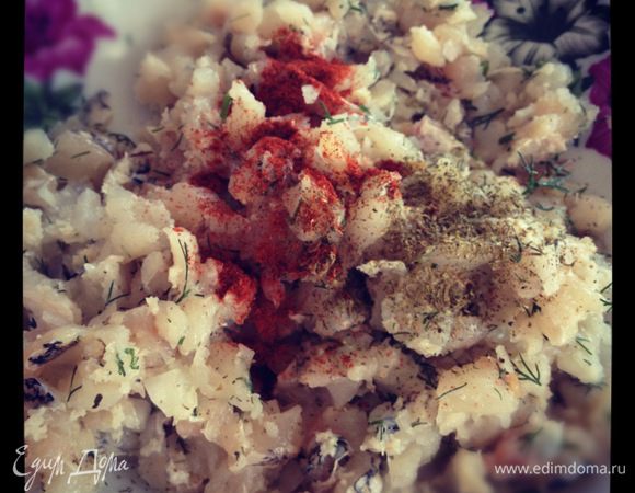 Филе щуки мелко нарезать, долбавить мелко измельчённый лук, укроп, хлеб, размоченный в молоке. Тщательно перемешиваем. К фаршу добавляем специи.