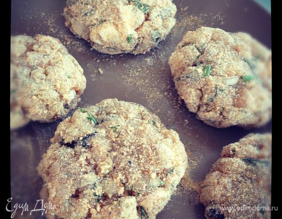 Формируем котлетки и обваливаем их в панировочных сухарях.