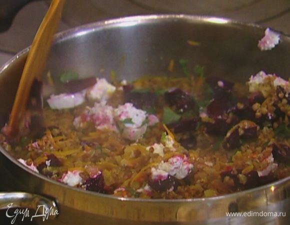 Влить оставшееся оливковое масло, еще раз посолить, поперчить, добавить измельченную кинзу, все перемешать.