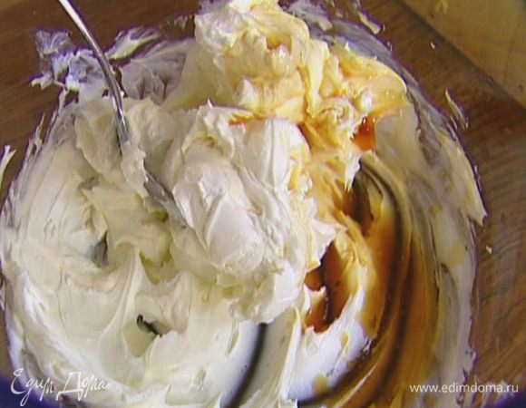 Маскарпоне соединить с соком и цедрой лайма, добавить ванильный экстракт и вымешать до гладкого состояния.