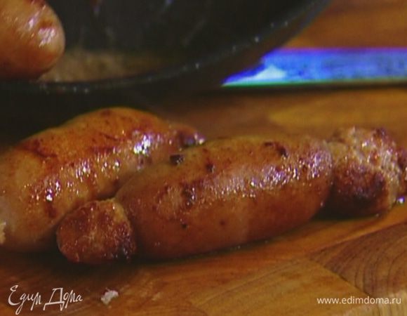 В другой сковороде разогреть оставшееся оливковое масло и обжарить колбаски под крышкой.