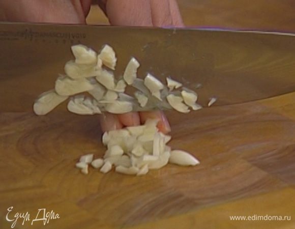 Чеснок раздавить плоской стороной ножа, мелко порубить, добавить к чечевице.