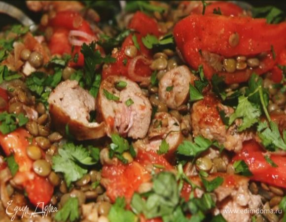 Готовые колбаски порезать небольшими кусочками и отправить к чечевице, перемешать, добавить бальзамический уксус, посолить и посыпать измельченной петрушкой.