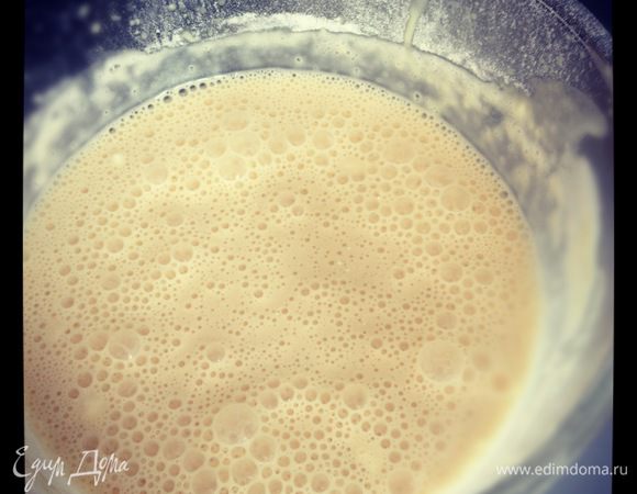 Отделить белки от желтков. Желтки взбить с молоком и сахаром, можно добавить немного ванилина. Муку смешать с разрыхлителем, крахмалом и просеять частями в молочную смесь. Взбить снова. Белки с щепоткой соли взбиваем в пену и вводим вмешивая в тесто. 