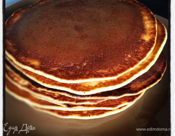 Жарим наши блинчики. Для первого блина смазываем сковороду сливоч. маслом, а остальные уже выпекаем без него.