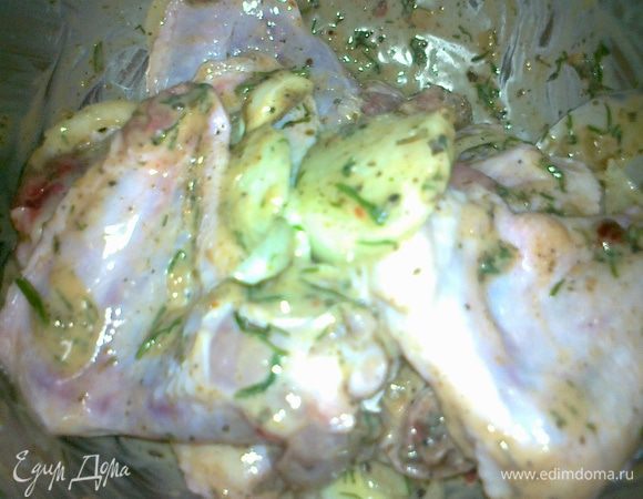 лук порезать кольцами,сладкий перец и чеснок мелко порубить,добавить сливовое пюре,майлнез,кориандр и базилик,все перемешать.Крылышки натереть солью и перцем и добавить наш соус,тщательно перемешать и сложить в рукав,оставить мариновать на 1час.