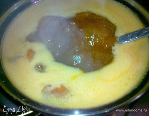 засыпаем абрикосы на ночь сахаром, утром ставим варить,варим 40 мин,переодически помешивая на слабом огне