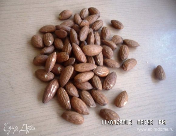 Шоколадный бисквит: Для получения миндальной муки нужно взять миндаль и залить его кипятком минут на 10, затем слить и еще раз повторить процедуру. После этого очистить от шкурки (очень легко счищается).