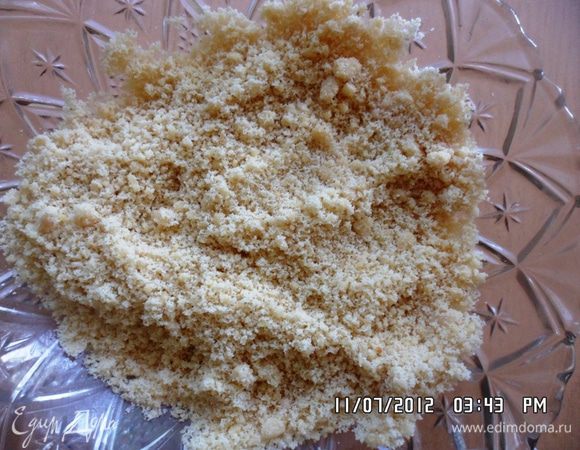 Подсушить очищенный миндаль в течении суток при комнатной температуре или в духовке. Смолоть миндаль в кофемолке в муку.