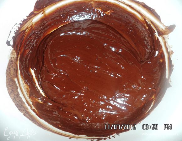 Поломать шоколад на кусочки и залить его горячими сливками постоянно помешивая пока шоколад полностью растает.