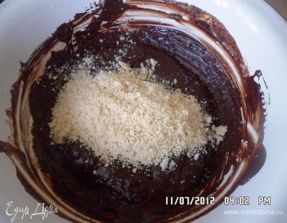 Добавить в растопленный шоколад миндальную муку.