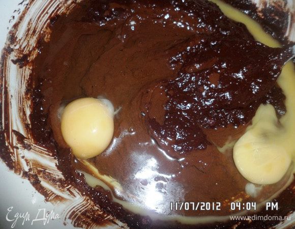 Вбить в шоколад яйца и хорошо перемешать до однородного состояния.