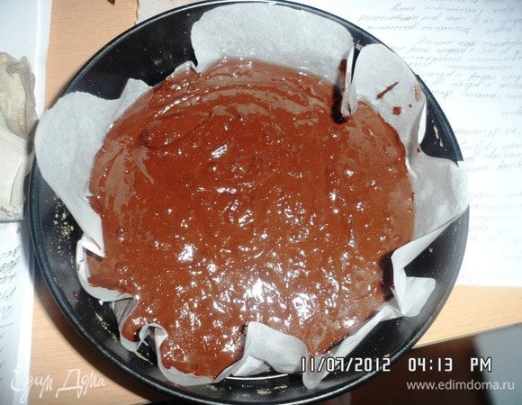 Форму для выпечки застелить пергаментом и выложить шоколадное тесто, поставить в духовку при t 180 на 20 минут. Корж хорошо остудить.