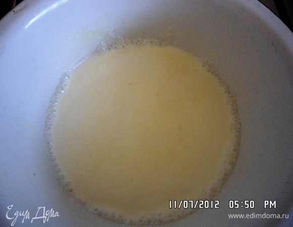 Теперь необходимо приготовить ганаш: В емкость влить сливки, ваниль и довести до кипения. Дать чуть-чуть постоять и убрать стручок ванили, добавить сахар и еще раз довести до кипения.