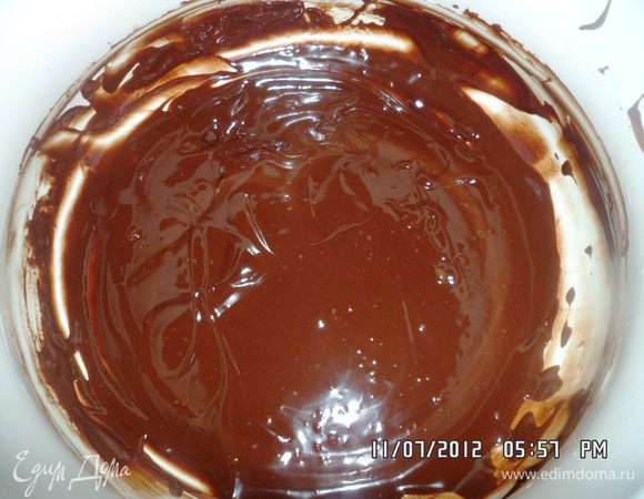 Сложить поломанный шоколад в кастрюльку и залить горячими сливками и размешать, охладить до t 50 и добавить сливочное масло, размешать до однородного состояния.