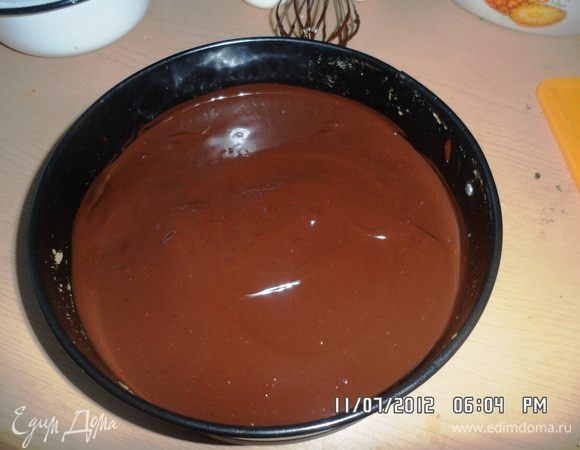 Залить ганашем бисквит, не вынимая его из формы, и поставить в холодильник на 1 час для застывания.