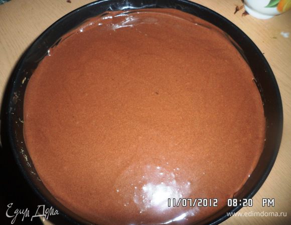 Желтковую массу соединить со сливками с шоколадом. Достать торт из холодильника и залить его муссом, разровнять и убрать в холодильник на всю ночь.