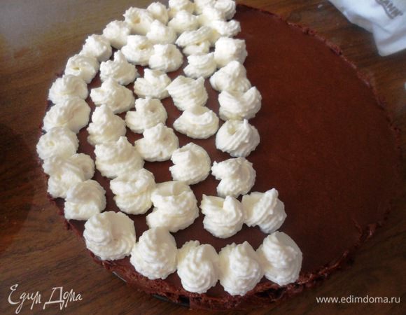 Затем взбить сливки с сахарной пудрой до устойчивых пиков, заполнить сливками кондитерский мешок и украсить торт.