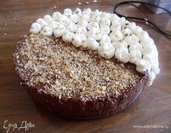 Вторую половину посыпать измельченным миндалем.