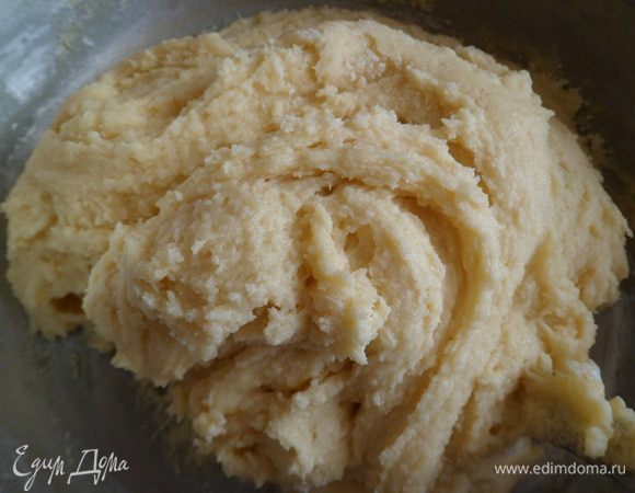 Перемешиваем ,добавляем постепенно муку с разрыхлителем.Если тесто получилось слишком тугим,то добавляем сливки
