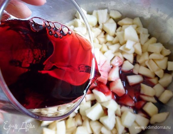 В это время очищаем яблоки и режем на кусочки.Затем помещаем в сотейник и заливаем малиновым сиропом(можно соком,но с добавлением сахара)