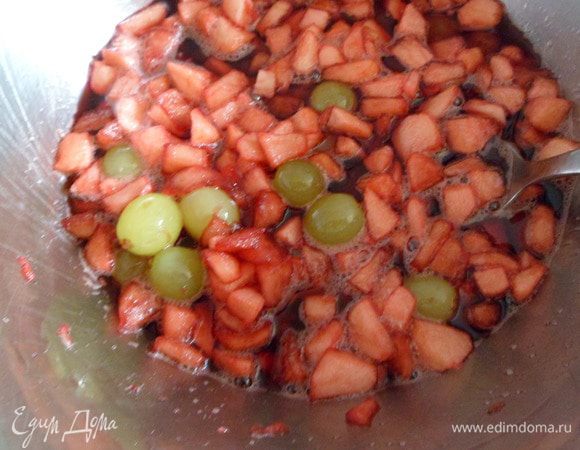 и провариваем минут 5.Я добавила еще пару виноградин.