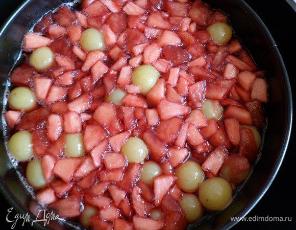 Можно сразу залить в форму где находится корж,а можно и немного остудить,потом залить.Но перед тем как отправить в холодильник,все должно быть остывшим