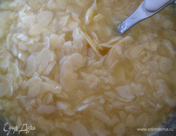 Делаем миндальные пластинки.В сотейнике смешиваем сахар,сливки,масло и лепестки миндаля.Провариваем  минут 5