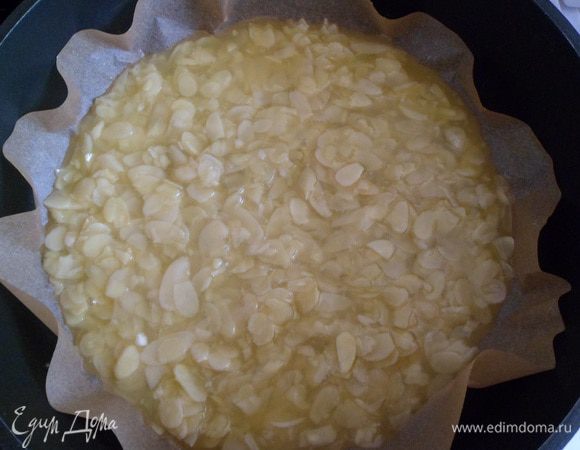 Затем берем форму по размеру такую же в которой пирог.На дно ложим пек.бумагу так,чтобы края загибались(чтобы наша карамельная масса никуда не убежала).Виливаем в форму нашу массу и в духовку на 15-20 минут.