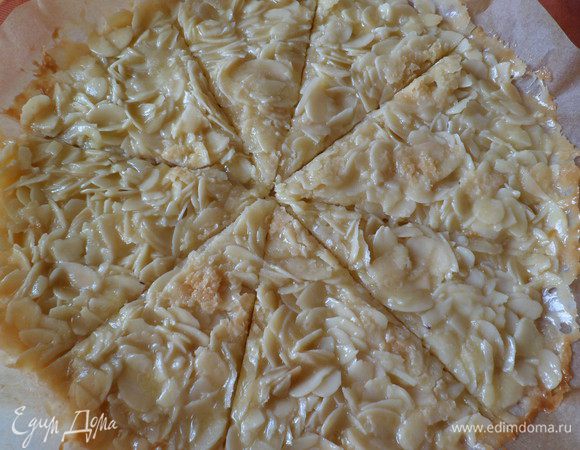 Затем достааем из духоки,даем остыть.Еще теплую массу не режем ножом,а надавливаем,разделяя на треугольники.Даем полностью остыть,затем разрезаем до конца 