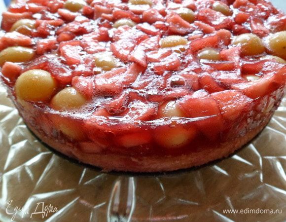 Застывший пирог освобождаем от формы(я оставила нижнюю часть)