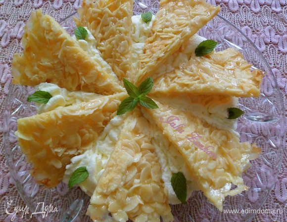 На сливки укладываем миндальные пластинки.Приятного аппетита.