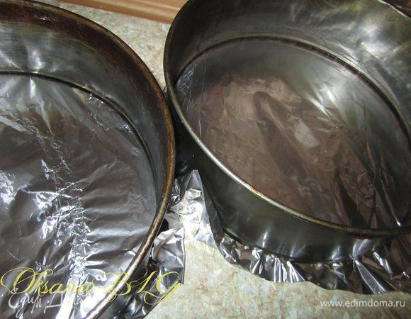 Две формы (22-24 см) застелить фольгой.