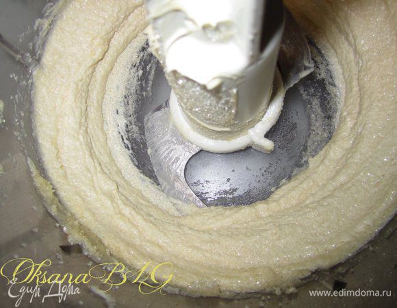 Масло взбить с сахаром. Можно в комбайне.