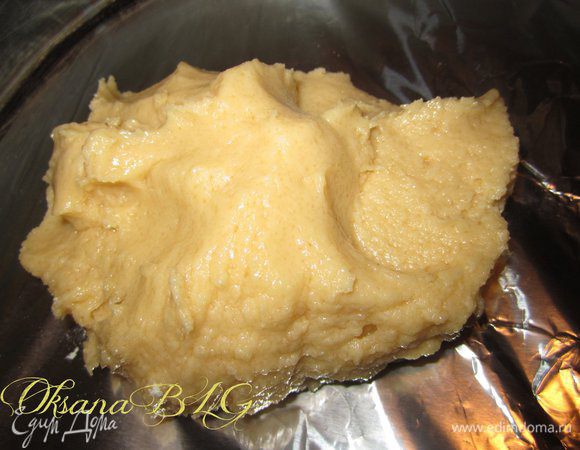 Затем добавить молоко, щепотку соли, муку с разрыхлителем. В оригинальном рецепте было указано 100 г муки, но на мой взгляд, ее нужно увеличить до 150-200 г. Если у вас крупные яйца9жетлки) пойдет 200 г муки и 3 ст.л. молока. Если же желтки небольшие, то можно добавлять и 100-150 г муки. Тесто получается мягким и липким.